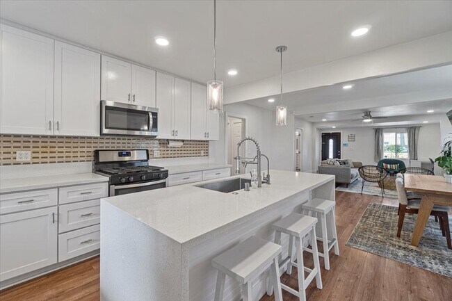Building Photo - 5738 Ruthelen St