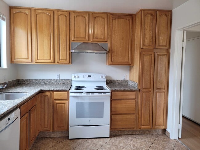 Building Photo - 54 Edgemont Dr