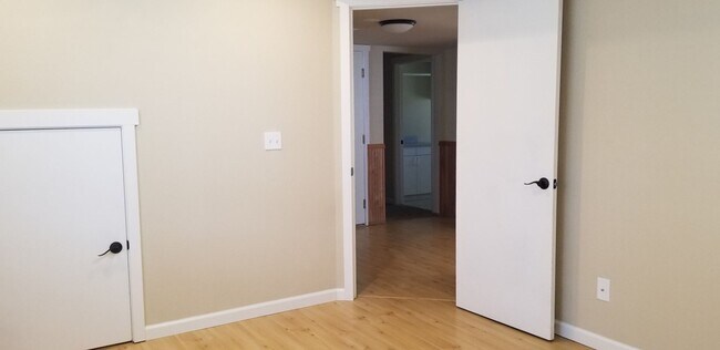 Building Photo - 4 bedroom plus den, living room and family room. North Thurston School Disctrict.