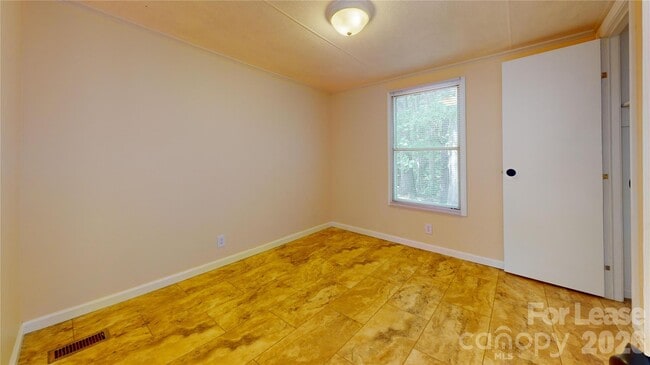 Building Photo - 4120 Glenola Dr