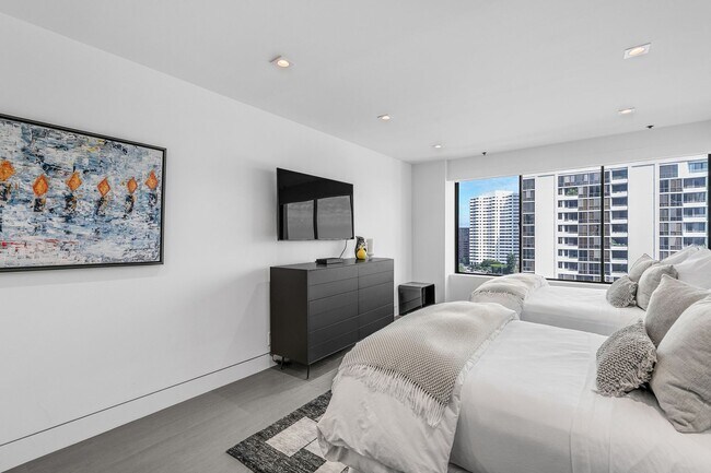 Building Photo - 10724 Wilshire Blvd