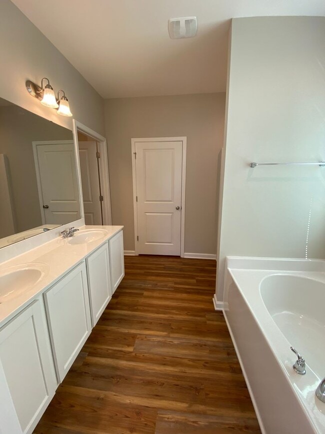 Building Photo - One level 3 bedroom 2 bath home