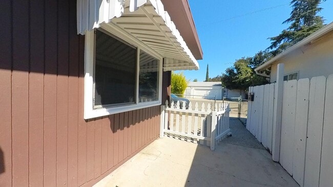 Building Photo - 3535 N San Joaquin St