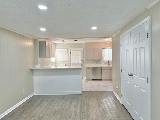 Building Photo - 141 N White Station Rd