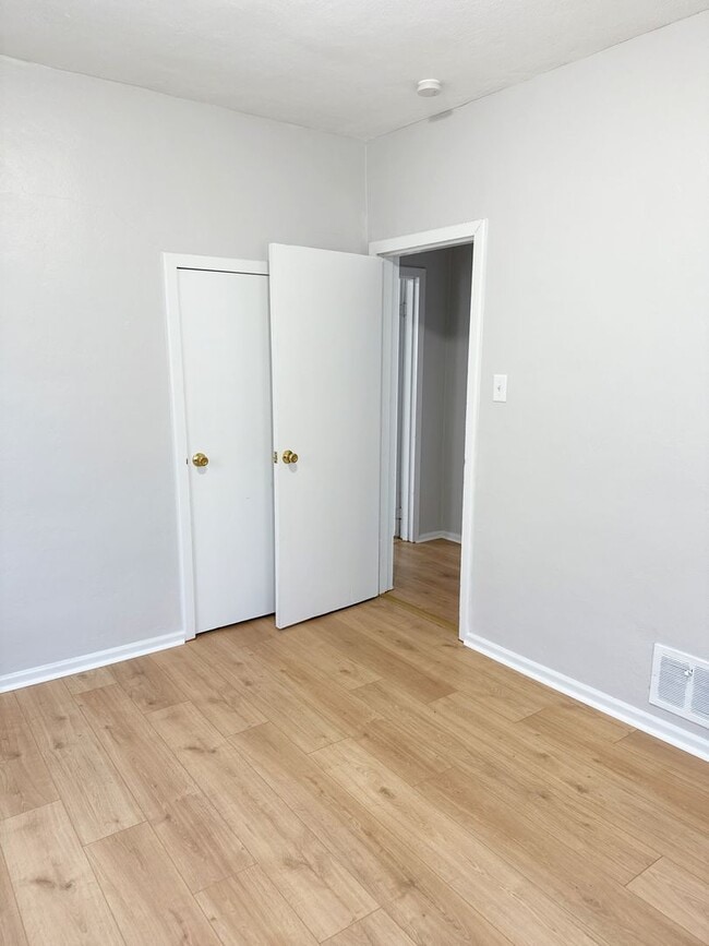 Building Photo - Move in Ready...917 Grand Ave, Madison, IL...