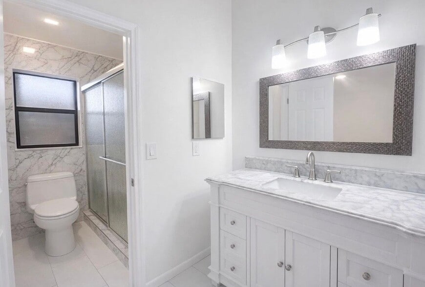 Building Photo - 3950 Cocoplum Cir