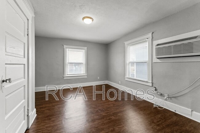 Building Photo - 528 1/2 E Raymond St.