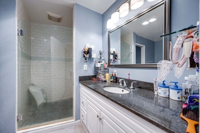 Building Photo - Luxury Rental: Chef’s Kitchen, Hot Tub & Room to Entertain