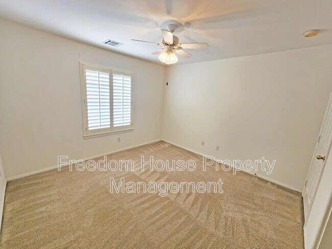 Building Photo - 380 Round Up Ct