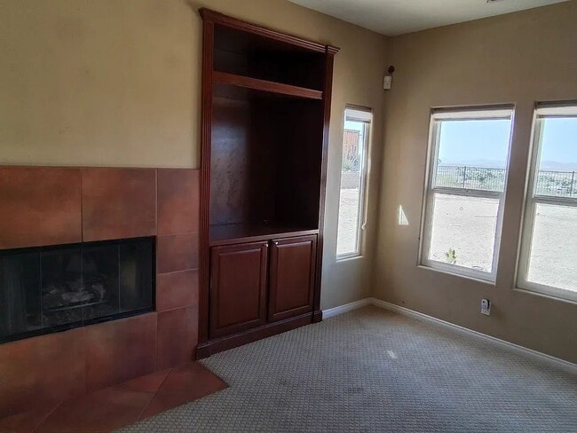 Building Photo - "Spacious 4-Bed Oasis with Fireplace in Twentynine Palms – Perfect for Cozy Living!"