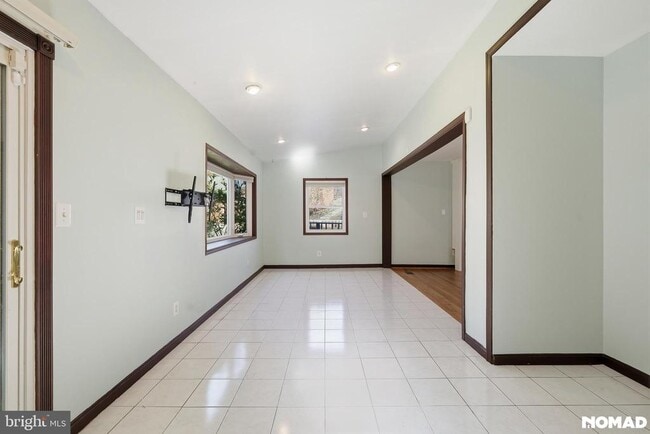 Building Photo - 303 Mansfield Rd