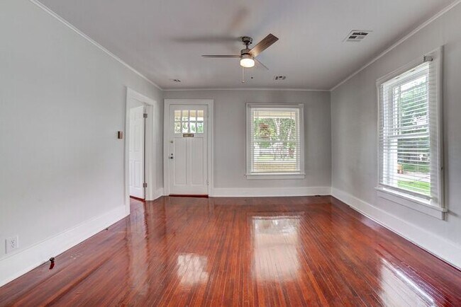 Building Photo - 2/1 Bright and Cheery Home Right Off Downtown!