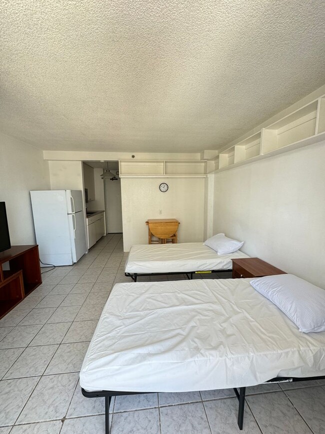 Building Photo - Partially Furnished Studio in Waikiki