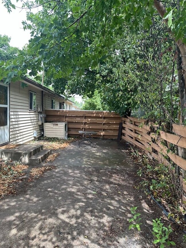 Building Photo - 494