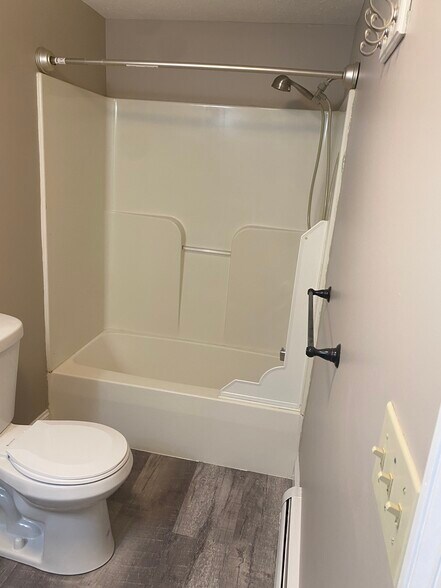 Main bathroom - 31 Blossom St