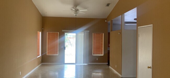 Building Photo - Beautiful Large Open Home in Hemet