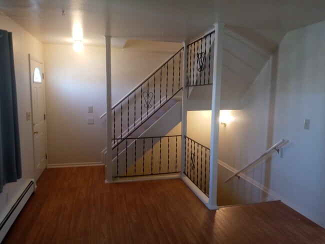 Building Photo - 390 S Wagon Wheel Dr