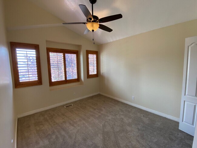 Building Photo - 4 Bed 2 1/2 Bath Home in Sandy