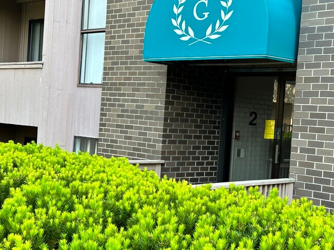 Building Photo - 2 Shrewsbury Green Dr