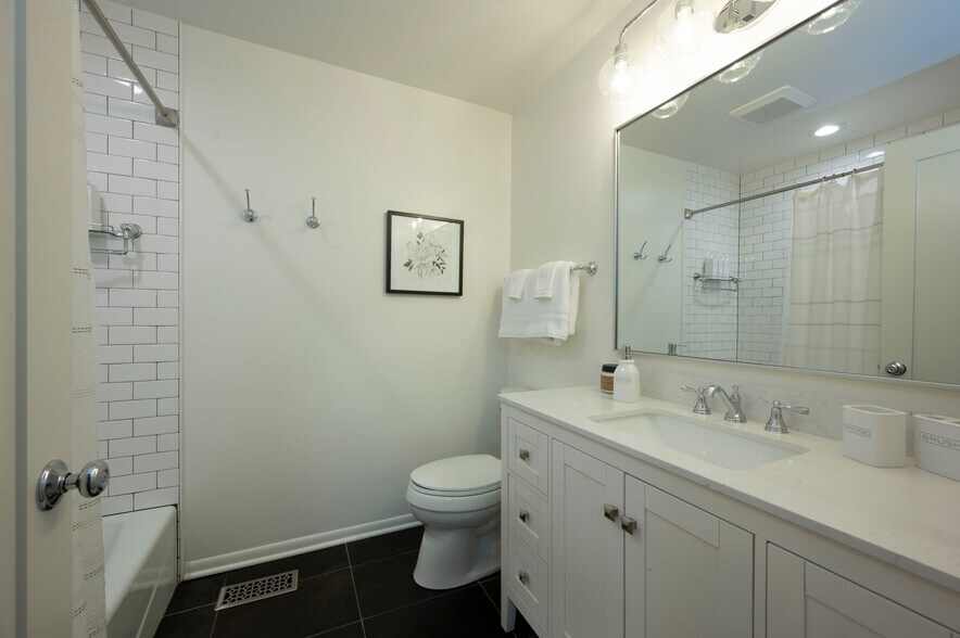 Building Photo - 1939 N Honore St