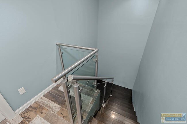 Building Photo - 618 N Shore Dr