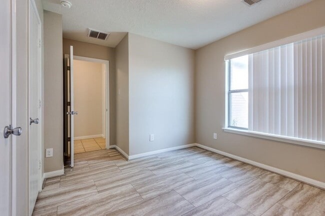 Building Photo - 3054 Legends York Dr