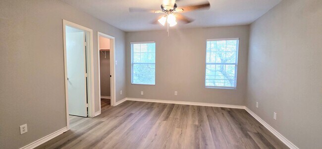 Building Photo - 3 Bedroom Townhome near Medical Center