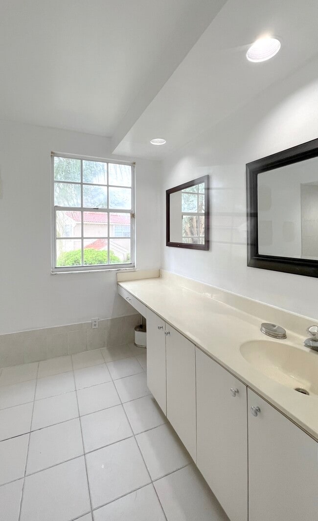 Building Photo - 10919 Mainsail Dr