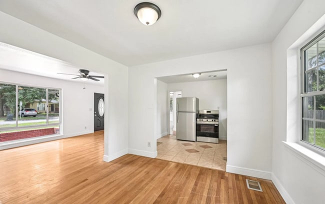 Building Photo - !!MOVE IN SPECIAL: 1 Month Free on a 13 months lease!! Beautiful 3 Beds 2 Baths Home with Spaciou...