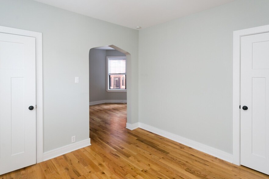 Building Photo - 4418 N Wolcott Ave