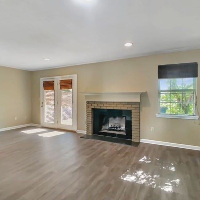 Building Photo - Cozy 3 Bed 2 Bath Available Fall 2025!