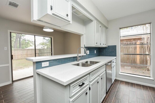 Building Photo - 2706 Foliage Green Dr