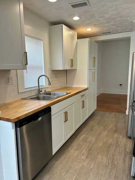 Kitchen - 2443 4th Ave N