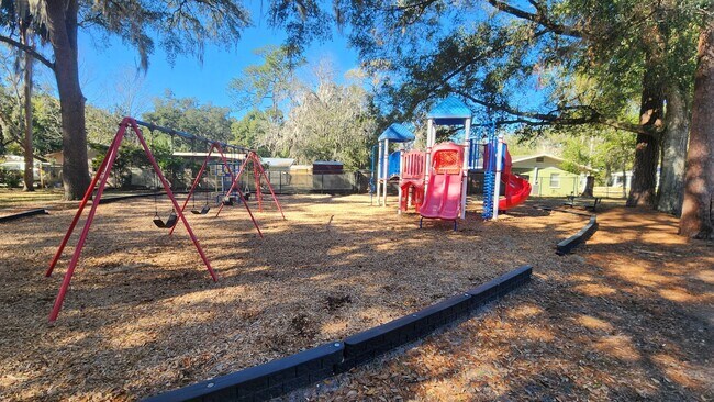 Building Photo - Charming 3/1 House