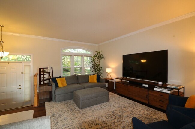 Building Photo - 308 Garden View Square