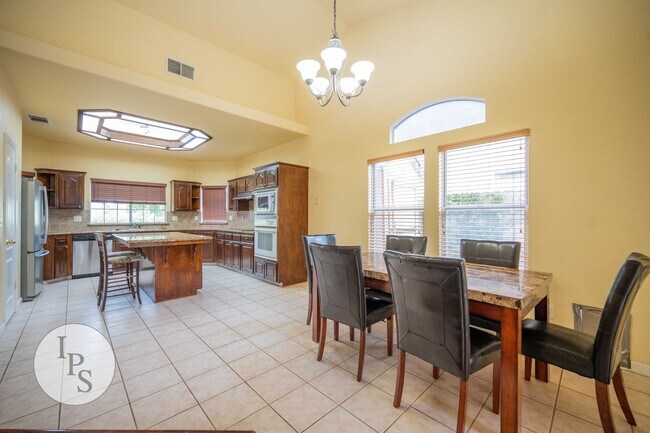 Building Photo - SOLAR!!!!  Fresno NorthEast Home, 4BR/2.75...