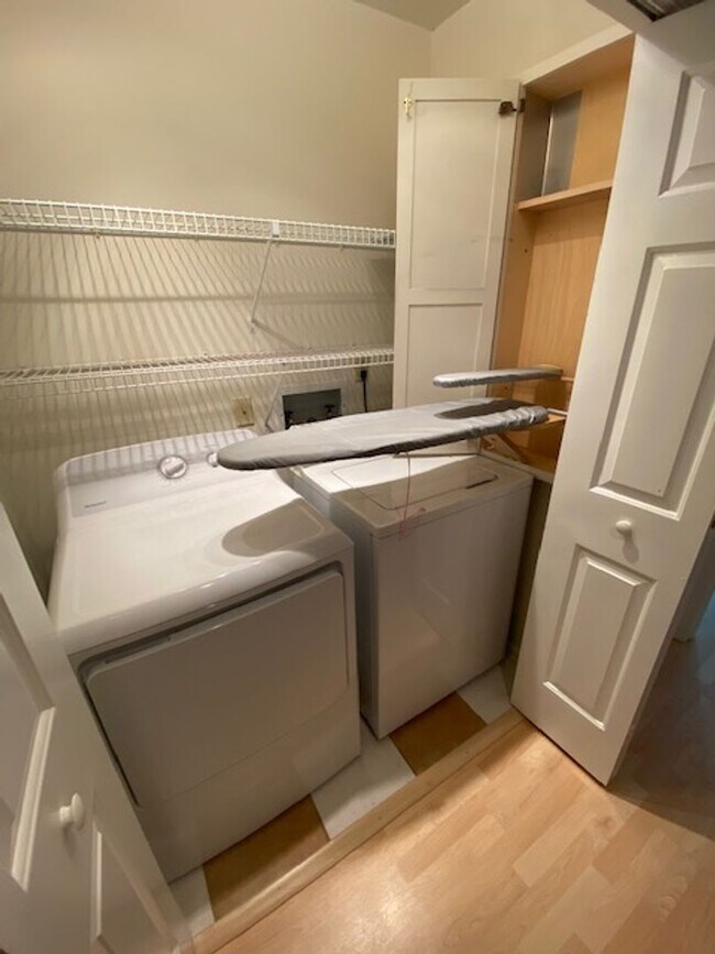 Building Photo - Charming 2-Bedroom Townhome in Glades Community!