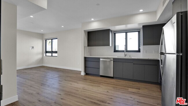 Building Photo - 846 S Mariposa Ave