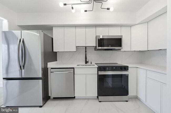 Building Photo - 1808 Old Meadow Rd