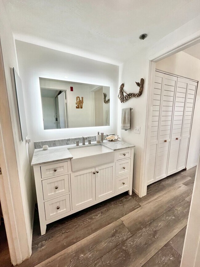 Building Photo - Live in Luxury Right on the Bay! Assigned Parking! Peek A Boo Bay View!