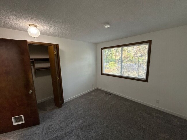 Building Photo - 869 Meadowlawn Dr SE