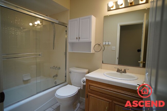 Building Photo - Cozy Home Located In Oildale!