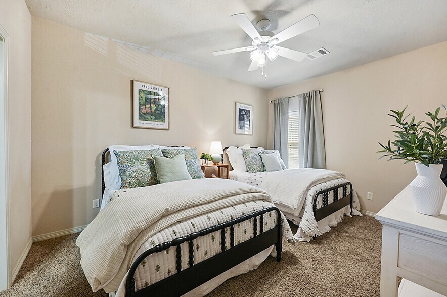 Building Photo - 1416 Cres Ridge Dr