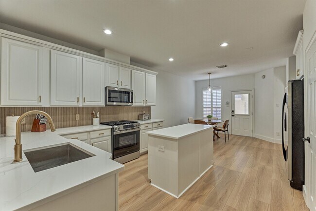 Building Photo - 27 Medley Ln
