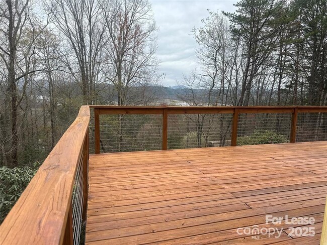Building Photo - 236 Lakeview Dr