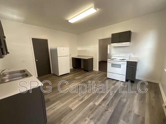 Building Photo - 122 Ann St