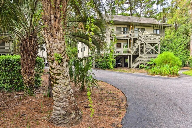 Building Photo - Charming 2 Bed/2 Bath Condo in Hilton Head...