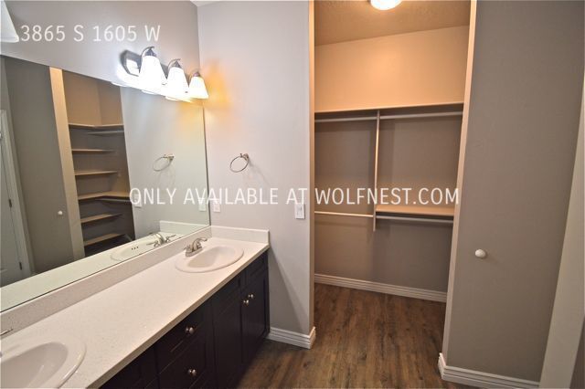 Building Photo - Gorgeous 3 Bedroom West Valley Townhome! N...