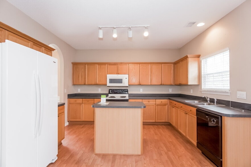 Building Photo - 6839 Brachnell View Dr