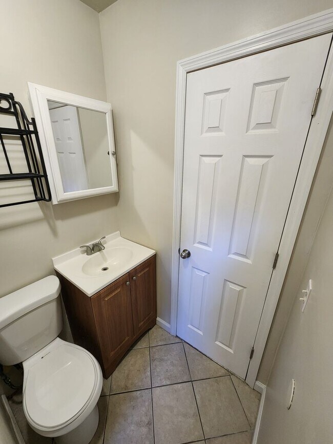 Building Photo - 2 Bed 1 Bath Apartment In Loch Sheldrake